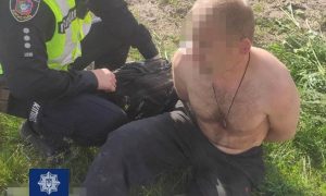 Фото: на Киевщине задержали пьяного водителя на угнанном авто, который врезался в жилой дом