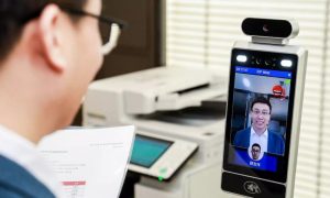 Улыбка - ключ к работе: «умные» камеры пускают в офис Canon только улыбающихся сотрудников