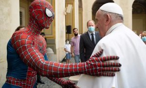 Человек-паук пришел на службу к Папе Римскому в Ватикане (фоторепортаж)