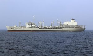 Крупнейший военный корабль Ирана загорелся и затонул в Оманском заливе