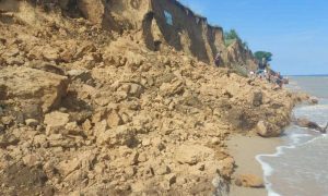 Фото, видео: на Одесщине берег обрушился на морской пляж, спасатели ищут людей