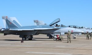 Американские F-18 перекрасили в цвета российских истребителей для симуляции противостояния с РФ