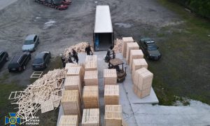 Фото: на Волыни контрабандисты замаскировали сигареты под дерево