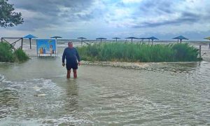 Фото, видео: циклон затопил украинские курорты на Азовском море