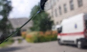 Фото: неизвестные забросали камнями автомобиль скорой помощи