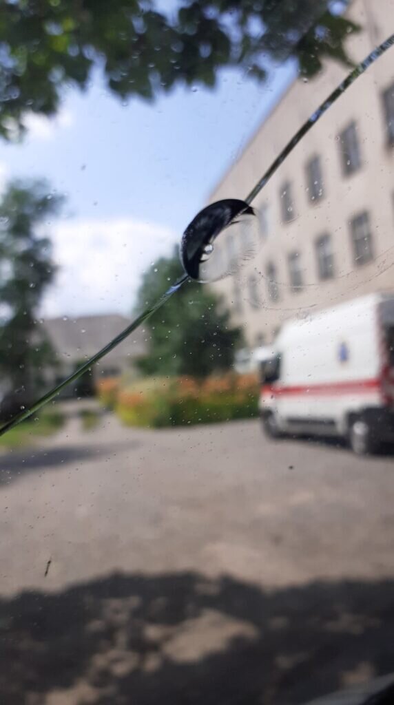 Фото: неизвестные забросали камнями автомобиль скорой помощи