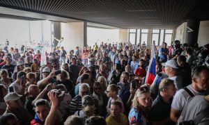 Видео: противники вакцинации в Словакии штурмовали парламент