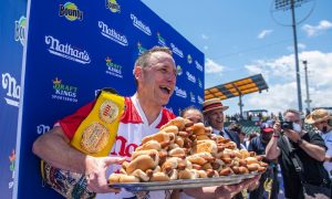 Американец съел 76 хот-догов за 10 минут, установив новый мировой рекорд на конкурсе в Нью-Йорке