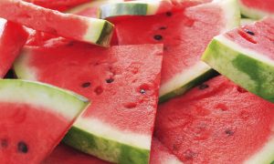 Украинец проверил на нитраты первые арбузы и показал результат (фото)