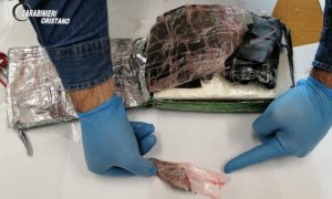 Чемодан с кокаином на 9 млн евро упал с самолета на крышу дома на Сардинии