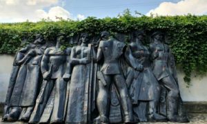 Фото: советский Монумент Славы во Львове почти полностью демонтировали