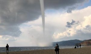 В Турции зафиксировали торнадо