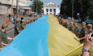 В Мариуполе наибольшее число военных развернули флаг и установили рекорд (фото)