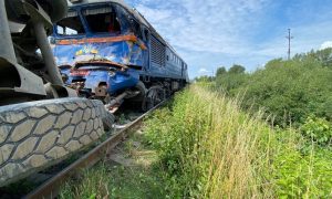 Фото: грузовик врезался в пассажирский поезд на Закарпатье