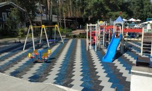 В Кременчуге строители выложили плиткой свастику на детской площадке (фото)