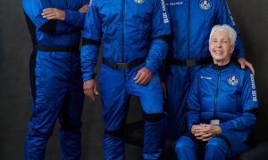 Основатель Amazon отправляется в космос: где посмотреть трансляцию полета