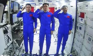 Видео: экипаж китайской орбитальной станции вышел в открытый космос