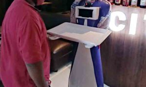 В Индии разработали робота-официанта, развлекающего клиентов