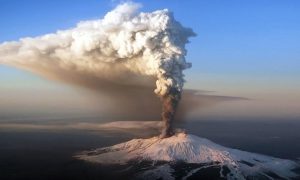 Городам на Сицилии грозит банкротство из-за расходов на уборку пепла вулкана Этна