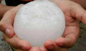 Фото, видео: в Италии выпал град размером с теннисный мяч, на дорогах — коллапс