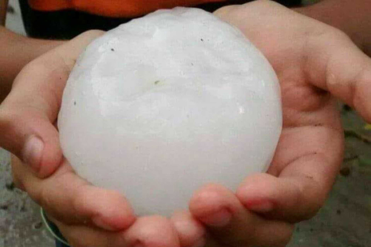 Фото, видео: в Италии выпал град размером с теннисный мяч, на дорогах — коллапс