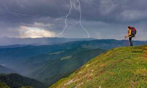 Фото: в Карпатах туристов поразила молния