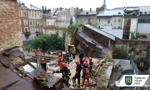 Фото: во Львове обвалился дом, есть погибший