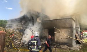 Фото, видео: на Прикарпатье самолет «приземлился» на дом, есть погибшие