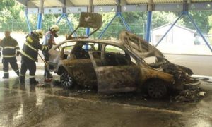 Фото, видео: на границе со Словакией мужчина сжег автомобиль и бежал в Украину