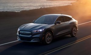 Ford подарил новый электромобиль своему верному 101-летнему поклоннику