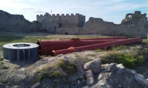 Фото: из-за флагштока ко Дню Независимости на Тернопольщине повредили древний замок