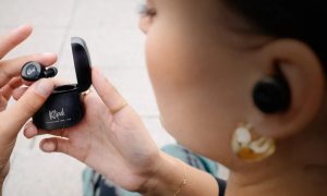 Появились наушники, позволяющие принимать звонки кивком головы