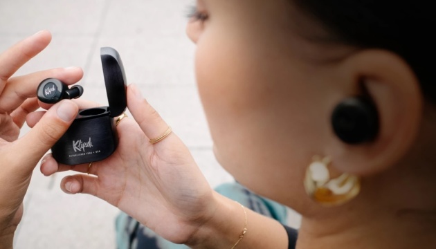 Появились наушники, позволяющие принимать звонки кивком головы