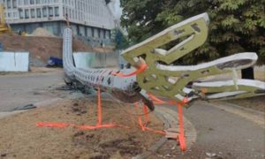 Фото, видео: в Херсоне самый высокий флагшток упал прямо на автомобиль