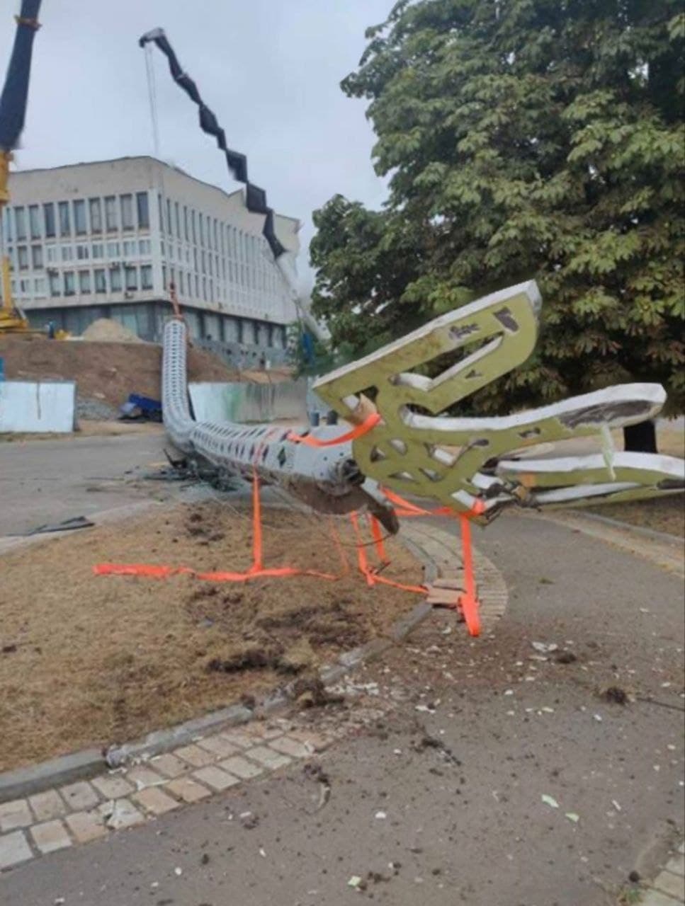 Фото, видео: в Херсоне самый высокий флагшток упал прямо на автомобиль