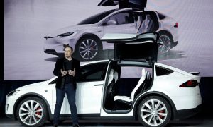 Tesla Model X с автографом Илона Маска продадут за несколько тысяч долларов