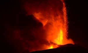 На Сицилии произошло новое извержение вулкана Этна. Город неподалеку покрыло пеплом (фото)