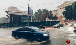 Фото, видео: Днепр ушел под воду из-за ливня с градом