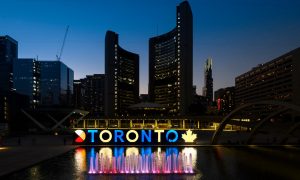 Фото: в Канаде знак Торонто подсветили в сине-желтые цвета
