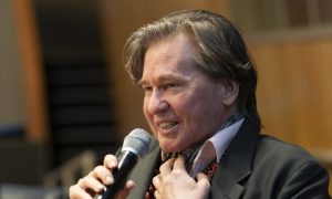 Искусственный интеллект смог воспроизвести голос актера Вэла Килмера. Из-за рака гортани мужчина уже не мог говорить как раньше