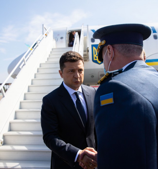 Фото: в Кишиневе Зеленский посетил парад и встретился с тремя президентами