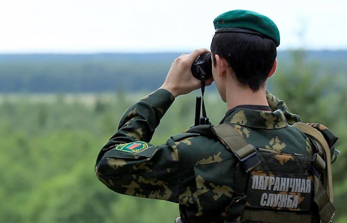Фото: поляки заметили на границе мигрантов в форме беларусских пограничников