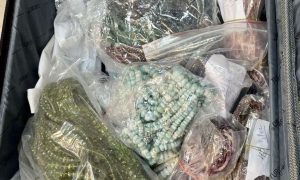 Фото: митники у Борисполі затримали одесита, який віз 44 кілограми індійських прикрас