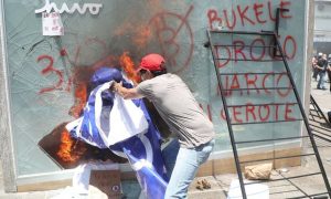 В Сальвадоре тысячи людей протестовали против признания биткоина официальным платежным средством