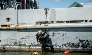 Фото: украинские боевые пловцы отработали абордаж вражеских кораблей