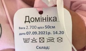 В сети разгорелся скандал из-за бирок для новорожденных в больнице Нововолынска (фото)