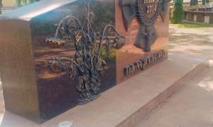 Фото: Кривом Роге снова повредили памятник военным, погибшим под Иловайском