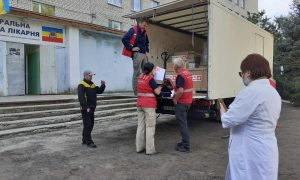 Фото, видео: Швейцария доставила на Донбасс более сотни грузовиков с гумпомощью