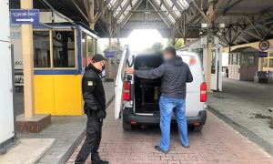 Фото: гражданину Молдовы запретили въезд в Украину из-за георгиевской ленты