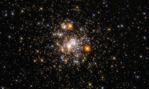Яркое фото: Hubble показал шарообразное скопление звёзд в созвездии Стрельца